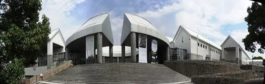 Photo 4: Exterior