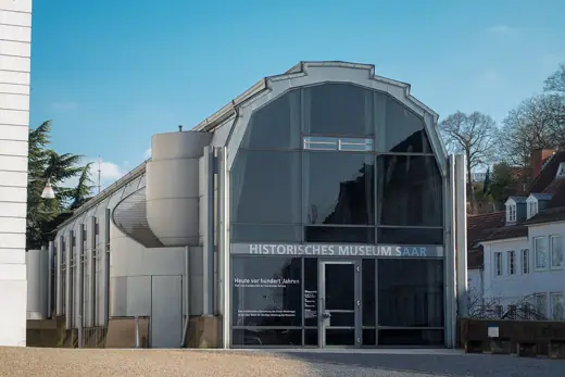 Photo 1: Exterior