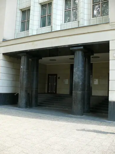 Photo 2: Exterior · Berlin-Friedrichshain Hochhaus an der Weberwiese Eingang