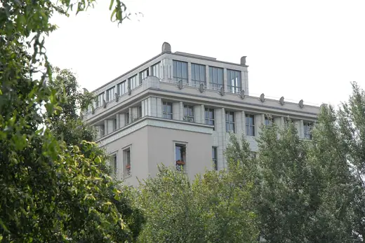 Photo 4: Exterior