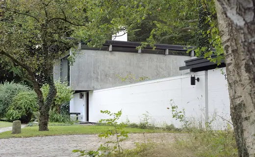Photo 1: Exterior