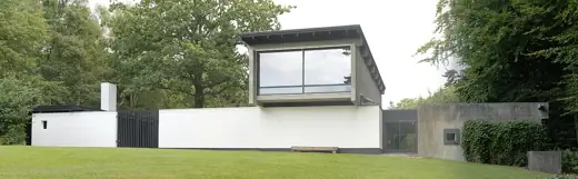 Photo 2: Exterior