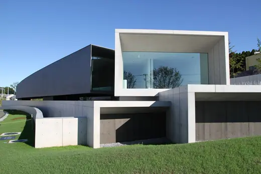 Photo 1: Exterior