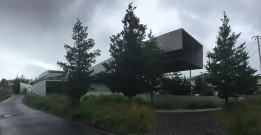 Photo 2: Exterior