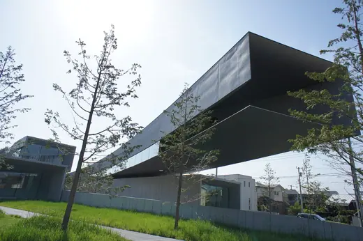 Photo 3: Exterior