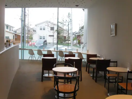 Photo 4: Exterior