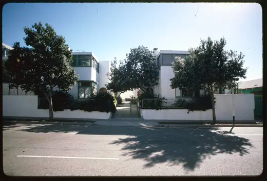 Photo 4: Exterior