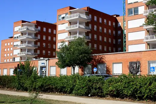 Photo 4: Exterior