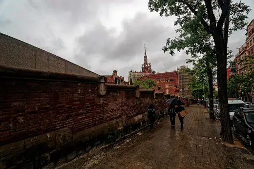 Photo 2: Exterior