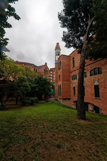 Photo 4: Exterior