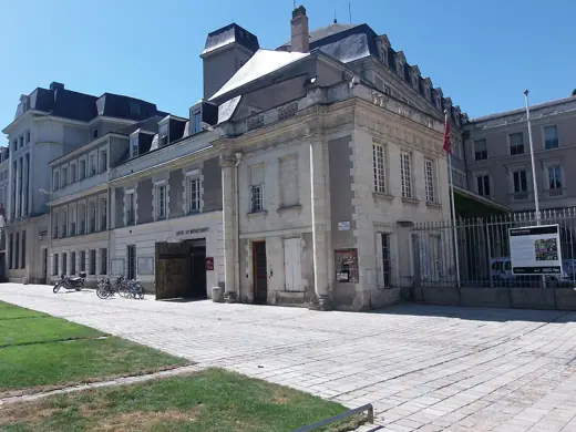 Photo 3: Exterior · Hôtel du département, ancienne église Saint-Aubin, place Michel Debré à Angers (Maine-et-Loire, France)