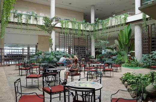 Photo 5: Interior · Le lobby de l'Hotel Havana Libre à La Havane