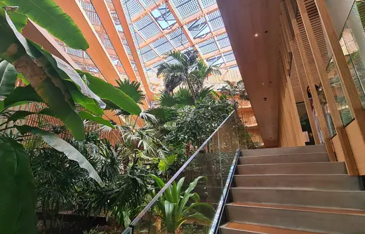Photo 5: Interior · Botanische tuin van Hotel Jakarta op het Java-eiland, Oostelijk Havengebied, Amsterdam