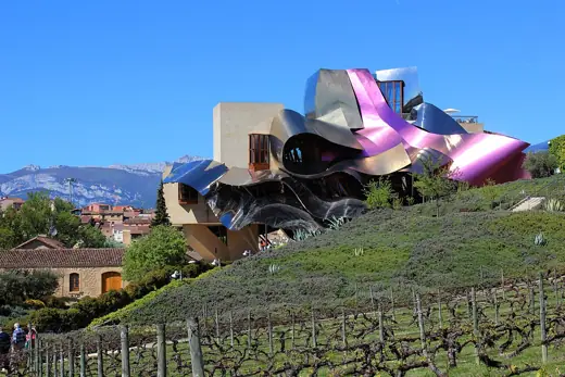Photo 3: Exterior · Elciego, Bodegas Marqués de Riscal: Ein Kellereigebäude (links) und das von Frank O