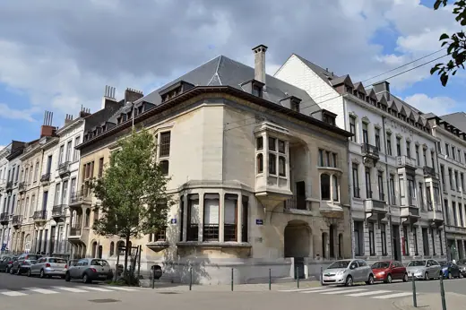 Photo 2: Exterior