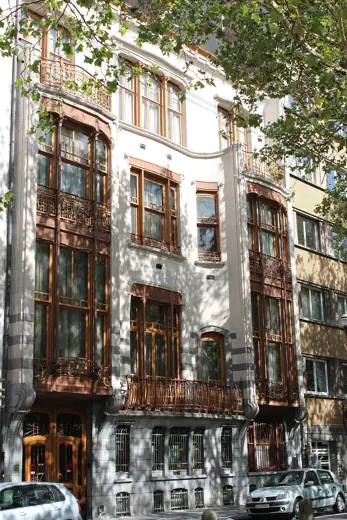 Photo 1: Exterior