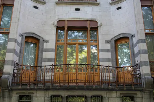 Photo 2: Exterior