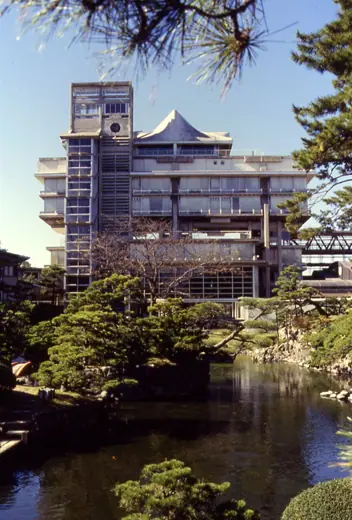 Photo 2: Exterior · Kikutake Kiyonori: Hotel Tokoen, 1964, Yonago