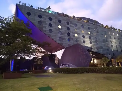 Photo 3: Exterior · Hotel Unique, by Ruy Ohtake, Brazilian architect (1938-2021)