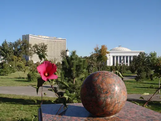 Photo 3: Exterior · Das Hotel Usbekistan und der Kongresspalast über den Amir-Timur-Platz von Westen her gesehen