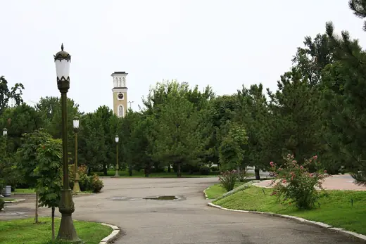Photo 4: Exterior · Amir Temur hiyoboni yaqinida joylashagan "O'zbekiston" mehmonxonasi binosi