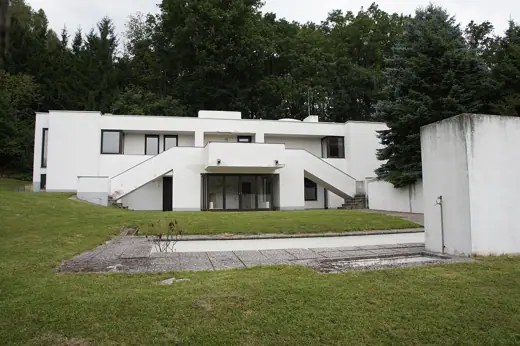 Photo 1: Exterior