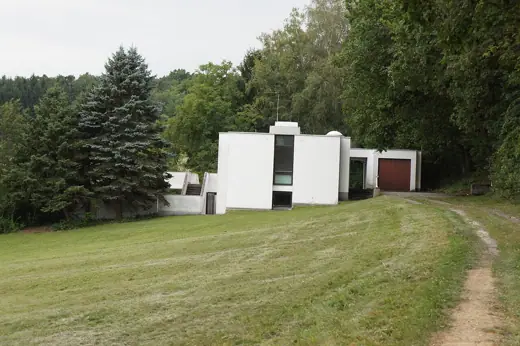 Photo 2: Exterior