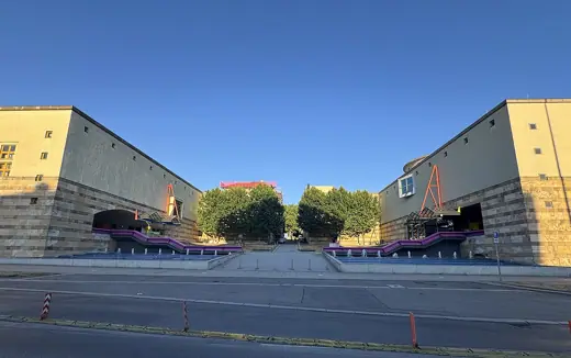 Photo 1: Exterior