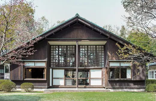 Photo 2: Exterior