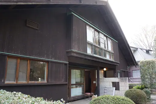 Photo 3: Exterior