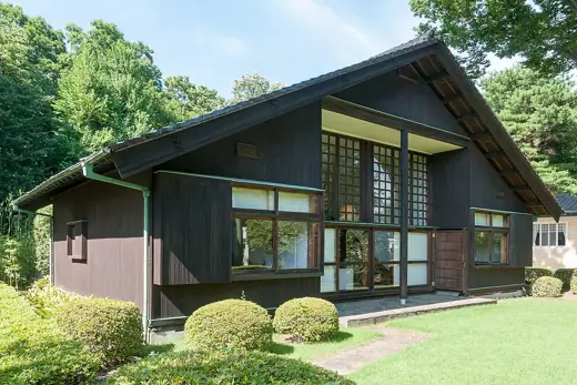 Photo 4: Exterior