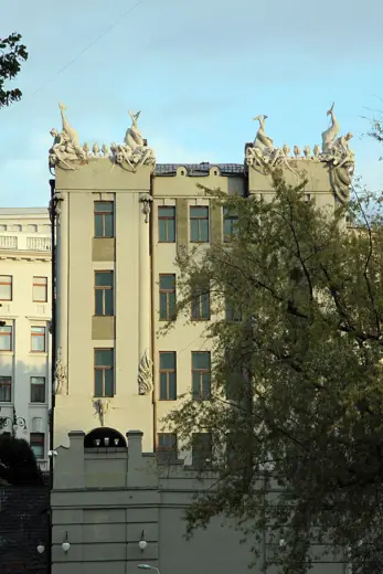 Photo 2: Exterior