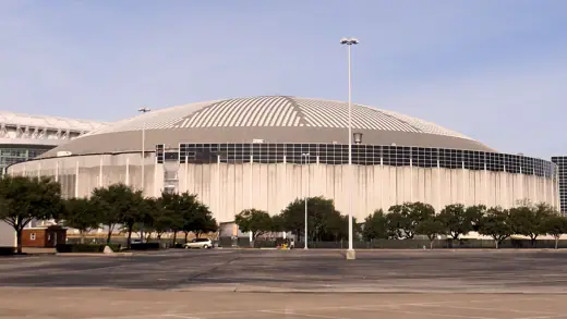 Photo 1: Exterior