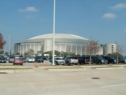 Photo 2: Exterior