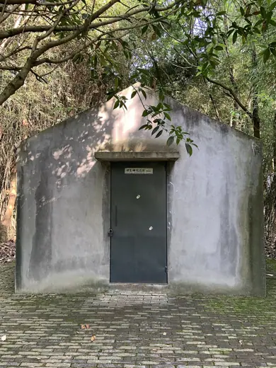 Photo 2: Exterior