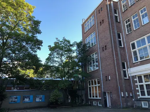 Photo 4: Exterior · Nationaal Holocaust Museum; links Hubertushuis