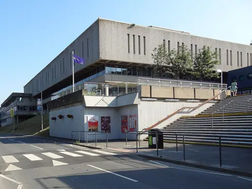 Photo 1: Exterior