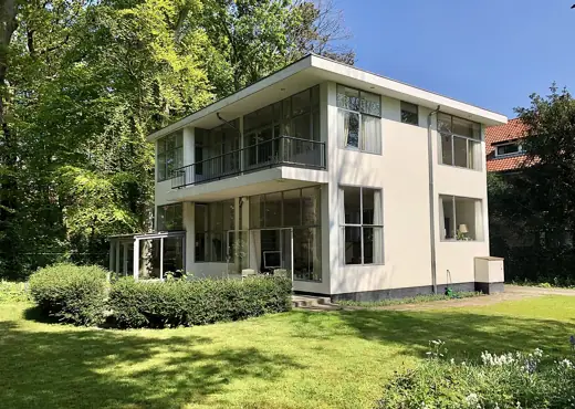 Photo 2: Exterior
