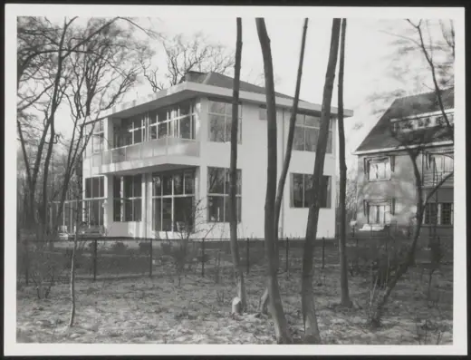 Photo 3: Exterior
