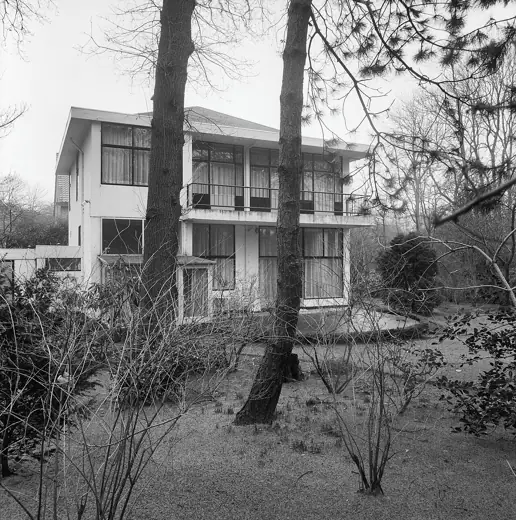 Photo 4: Exterior