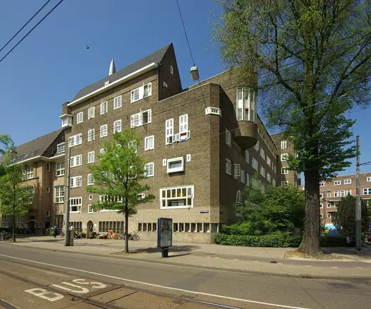 Photo 2: Exterior