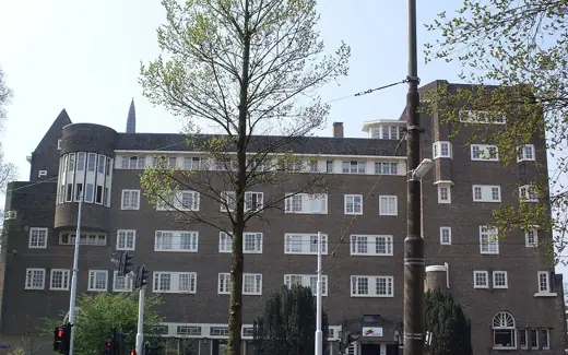 Photo 4: Exterior