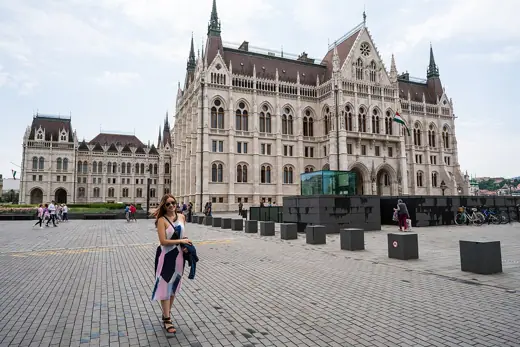 Photo 4: Exterior · Deya at the Hungarian Parliament Building