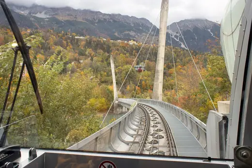 Photo 4: Exterior · Innsbruck: Bergfahrt mit der Hungerburgbahn Oktober 2025, Blick auf die neue Hungerburgbahnbrücke über den Inn