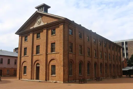 Photo 1: Exterior