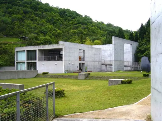 Photo 2: Exterior
