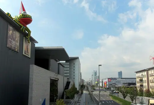 Photo 4: Exterior