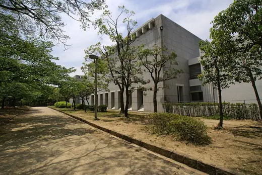Photo 2: Exterior