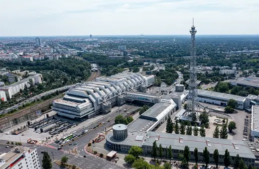 Photo 4: Exterior · Der Berliner Fernsehturm auf dem Messegelände, dahinter das ICC Berlin Gebäude, Juni 2022