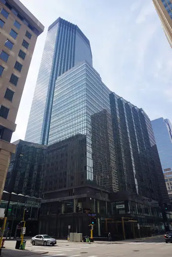 Photo 4: Exterior · The IDS Center in Minneapolis , Minnesota ( United States )